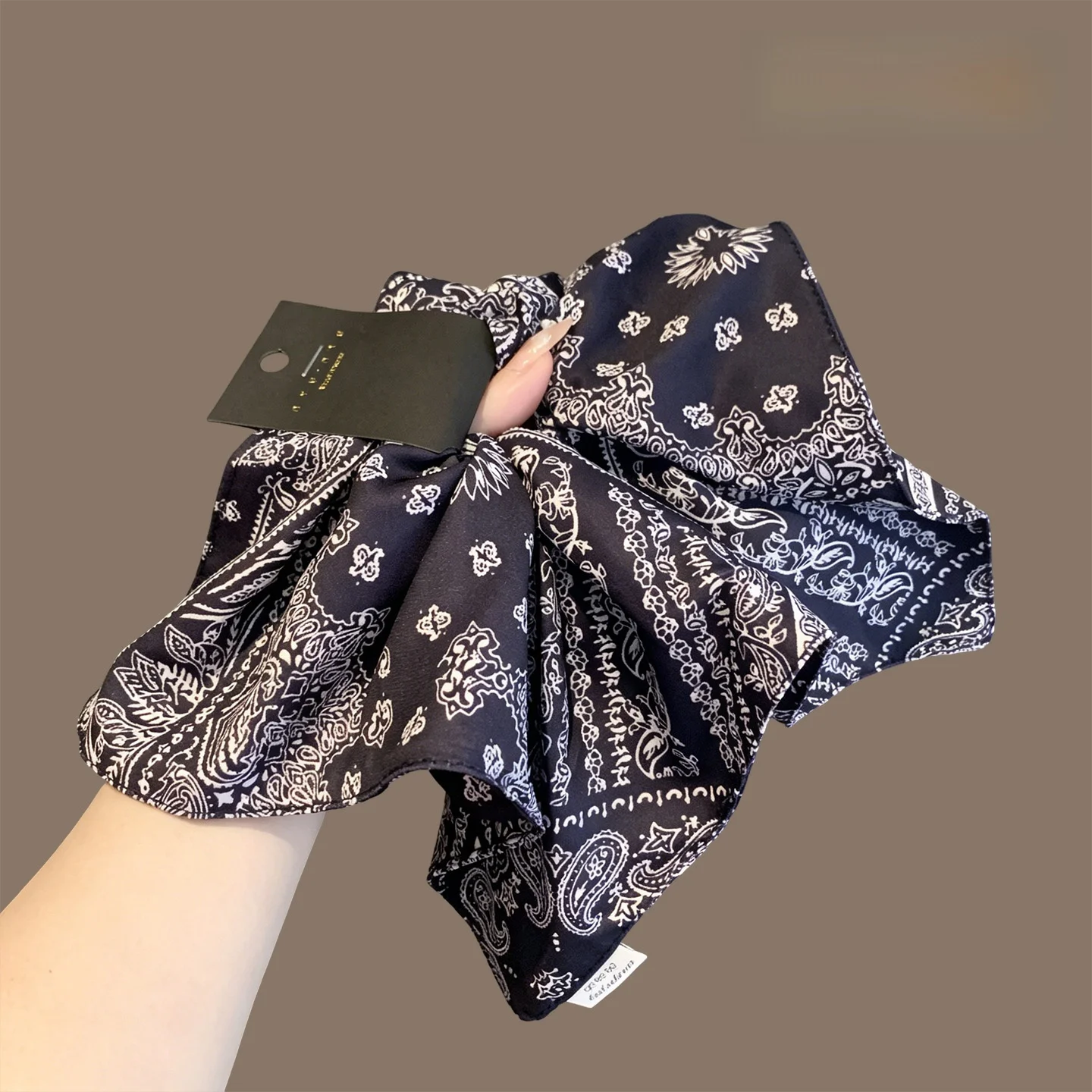 lenco-quadrado-retro-de-borda-larga-azul-escuro-com-estampa-floral-de-nogueira-elastico-de-cabelo-simples-para-a-parte-de-tr