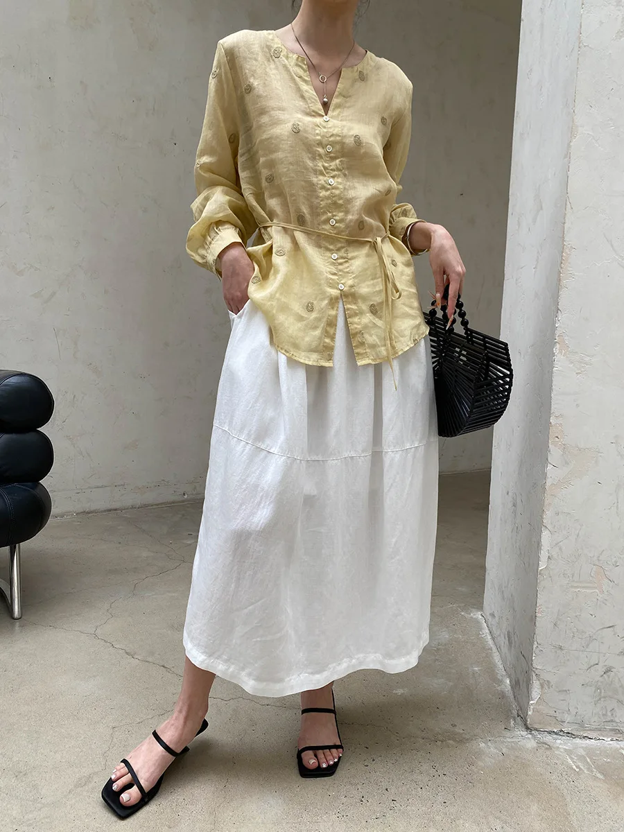 Sommerliches Damen-Shirt in unifarbenem V-Ausschnitt, locker geschnitten, mit Stickerei, für einen eleganten Look. – Detail 8