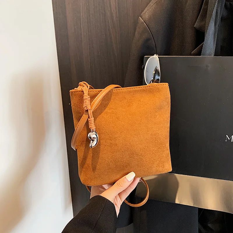 

This large-capacity, simple and fashionable autumn bucket bag is easy to go out in a solid color. It is trendy and versatile