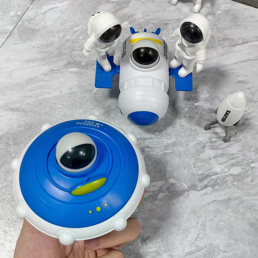 Kinder drücken Spielzeugautos, drücken UFOs, Raumstation + 3 Astronautenornamente, Geburtstagsgeschenke für Jungen