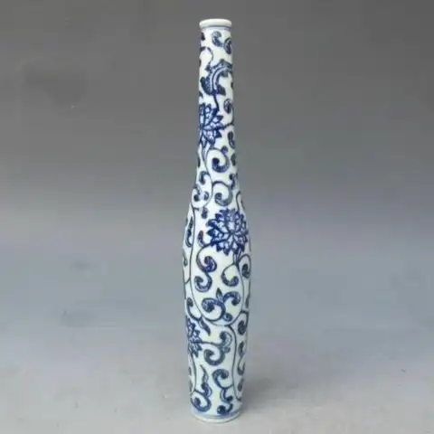 EXQUISIT OLD CHINESE BLUE AND WHITE HAND-PAINTED VASE YR