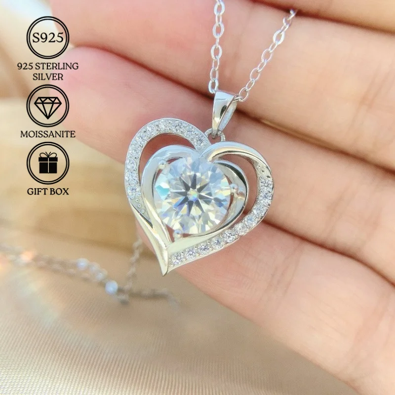 

1pc 3Carat Moissanite Hollow Heart Pendant Necklace, 925 Sterling Silver Necklace, Wedding Jewelry, Love-themed Ladies' Jewelry.