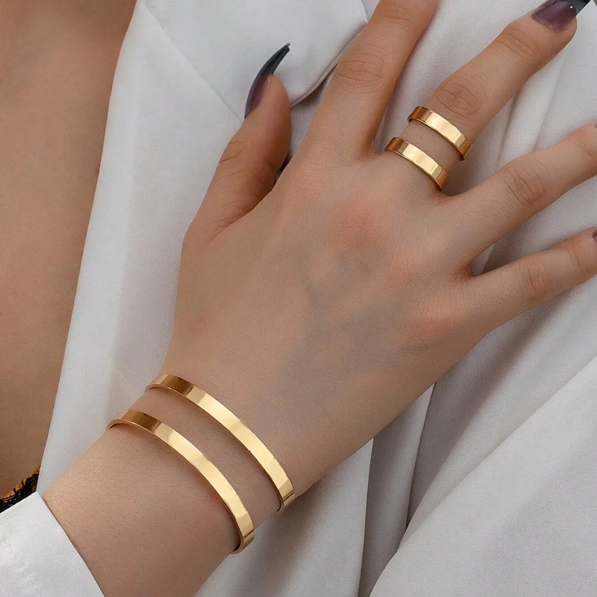 

2 простых золотых двухслойных глянцевых браслета, серебряный регулируемый браслет с открытым концом, комплект из 2-х штук.