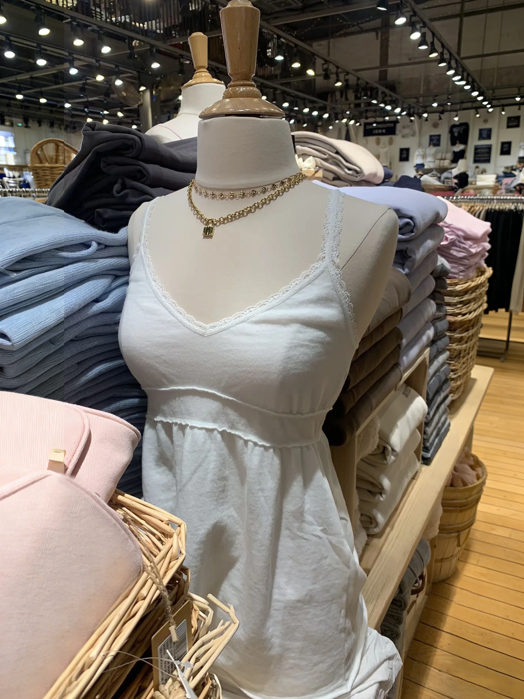 

Белый топ-майка с кружевной отделкой для женщин, простой универсальный топ с V-образным вырезом, приталенный, милый, повседневный, хлопковый, в стиле Y2K