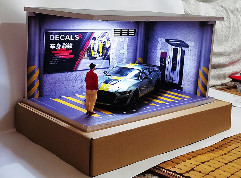 Diorama-Garagen-Vitrine im Maßstab 1:18, LED-Licht-Simulations-Parkplatz-Szenenmodell, staubdichte Ausstellungsbox für die Sammlung von Druckgussautos – Detail 2