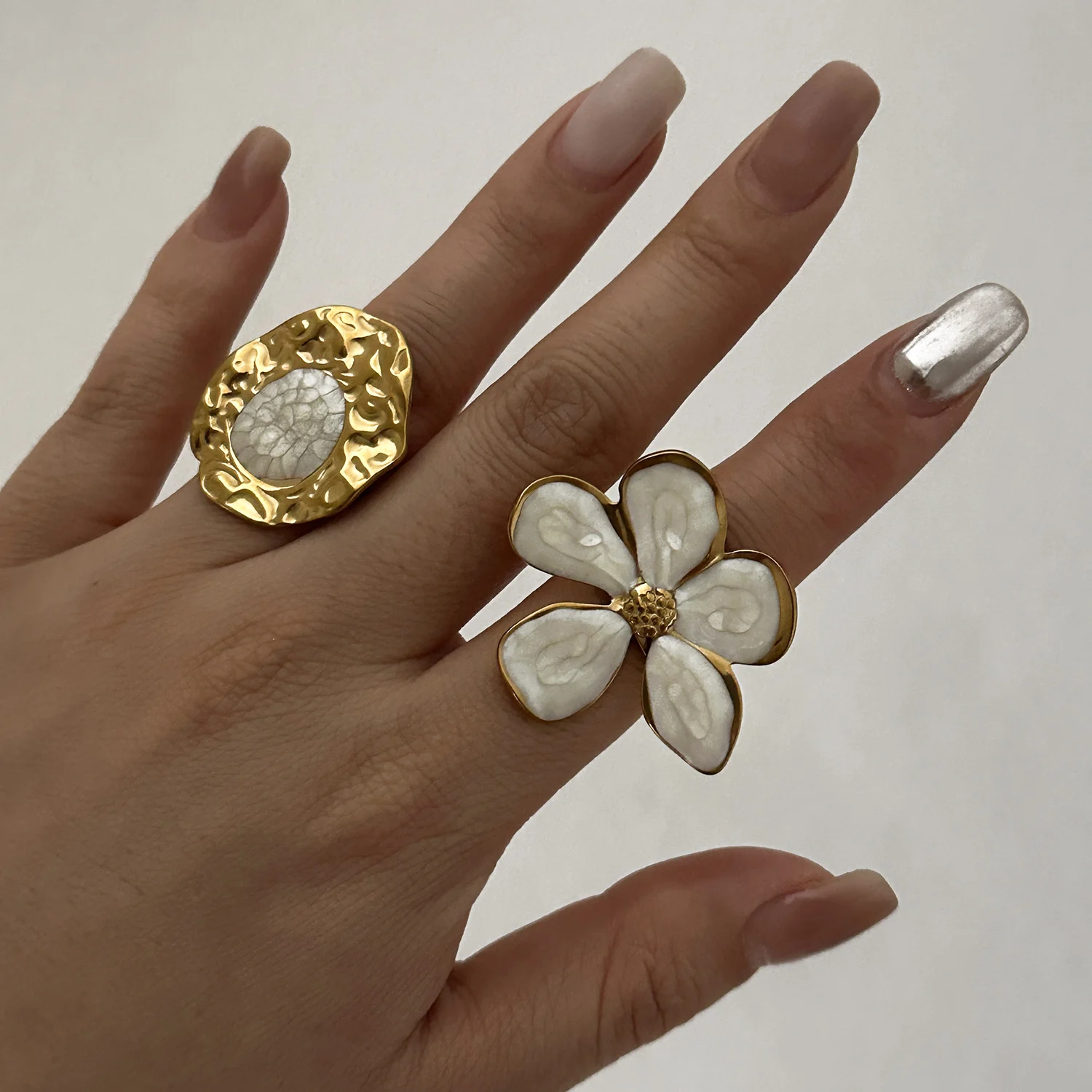 Elegant Gold Color Flower Ring for Women Stainless Steel White Enamel Oval Knuckle Joint Ring Attractive Finger Charm Jewelry view 4