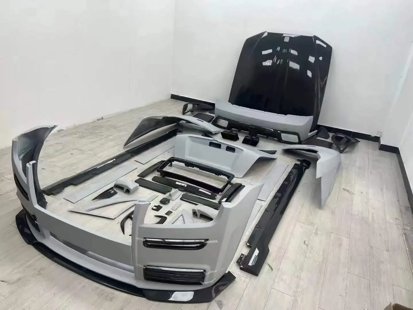 قطع غيار السيارات عالية الجودة لـ Rolls-Royce Ghost ترقية MSY طقم هيكل المواد الألياف الزجاجية القديمة إلى نظام قطع غيار السيارات الجديد