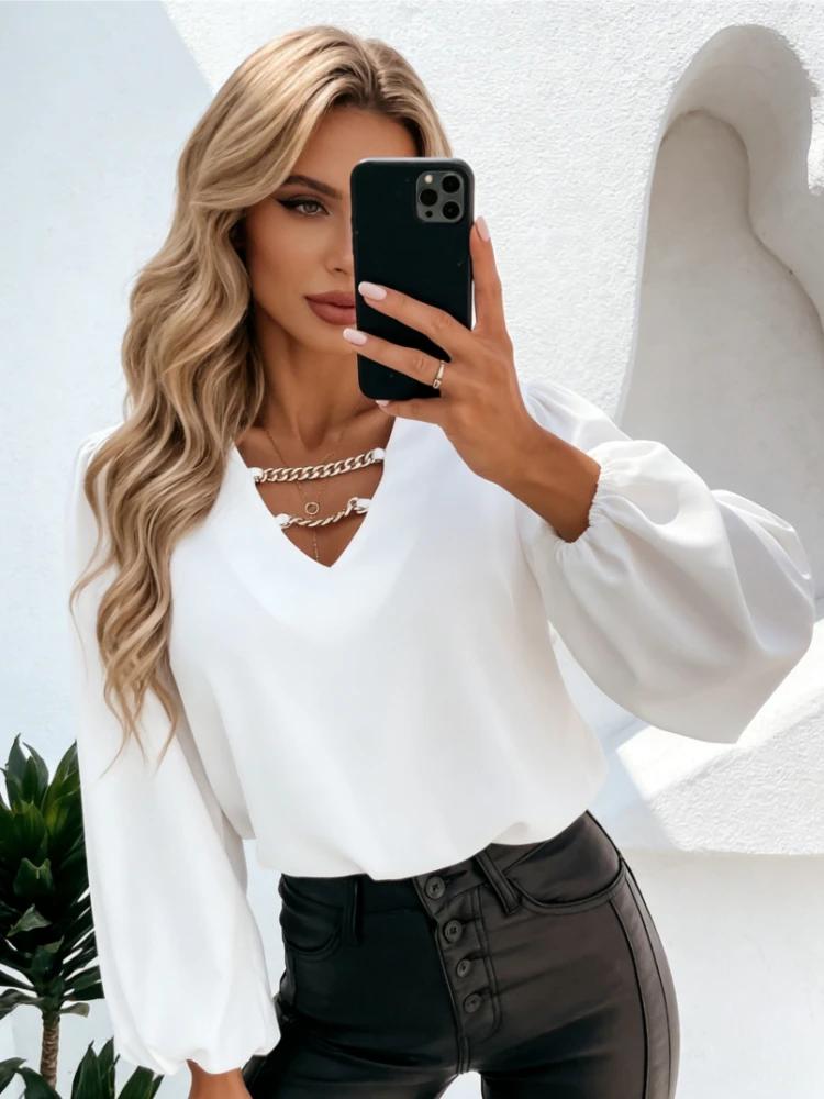 

Модная весенняя женская белая блузка с длинными рукавами, атласный топ с цепочкой и V-образным вырезом, элегантная атмосфера с пышными рукавами, свободный крой и универсальный