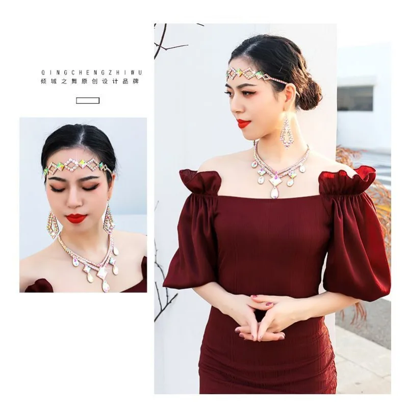 カスタマイズされたベリーダンスネックレス、牛革の背景にカラフルなダイヤモンドが落ちるネックチェーン、ラテンダンスアクセサリー