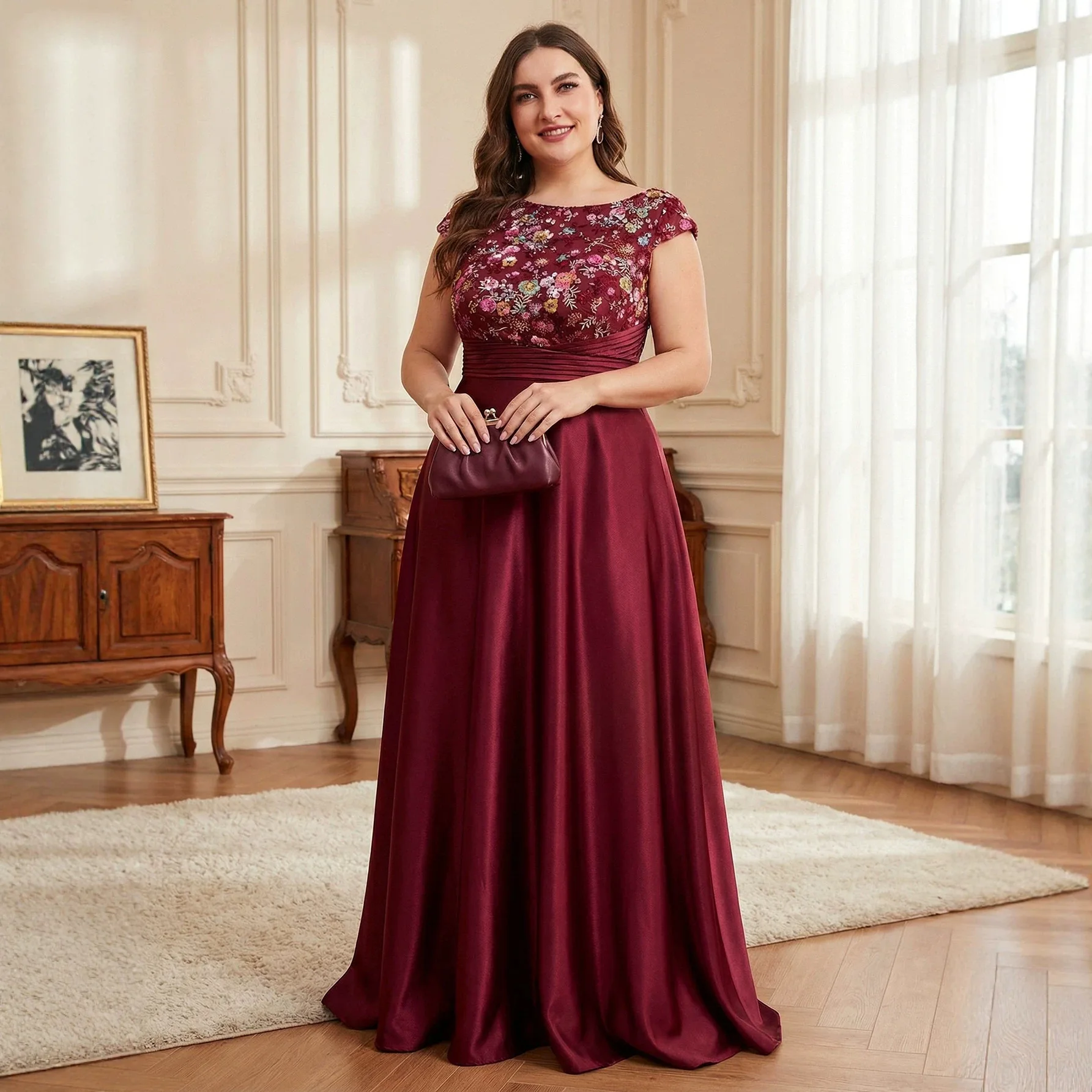 Abito lungo in raso bordeaux taglie forti con ricamo floreale, scollo a barchetta, maniche a cappuccio, vita arricciata, linea ad A fluida, per la madre della sposa, da sera