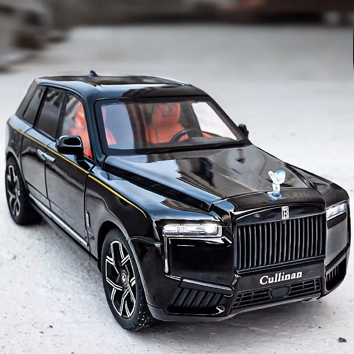 

1/24 2025 Rolls Royce Cullinan SUV Alloy Luxury Car Model Diecasts Metal Car Vehicles Model Sound Light Simulation Kids Toy Gift