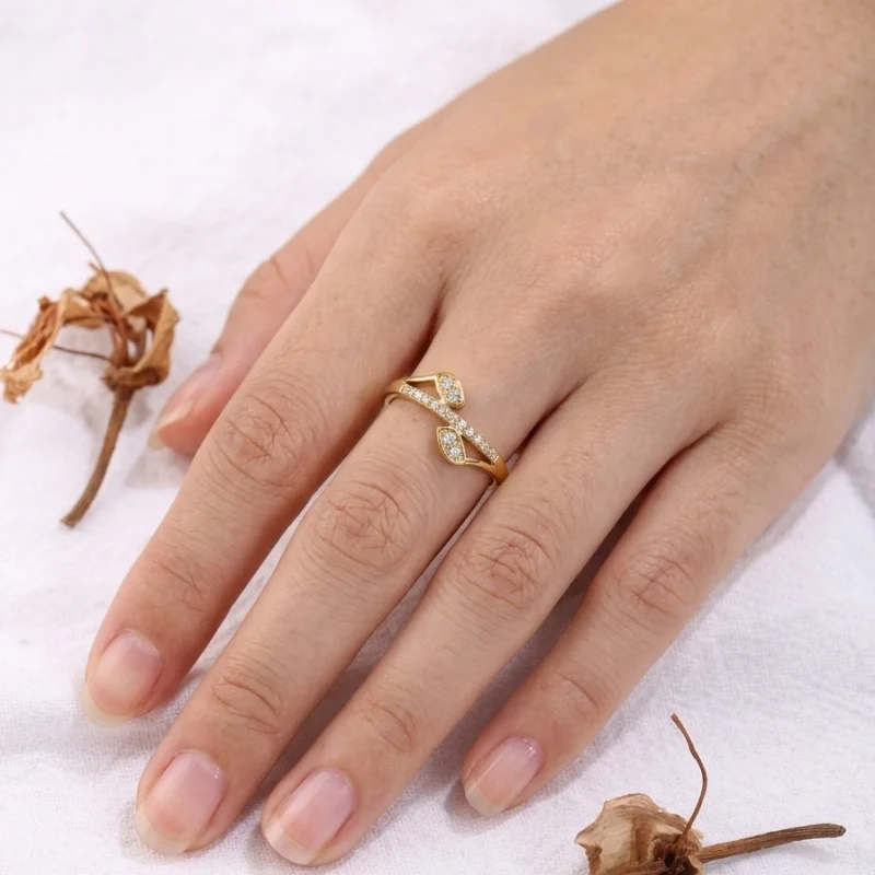 1 Piece Stainless Steel Ring Plated with 18K Gold, Featuring Interwoven Leaf Design and Rhinestones, a Light Luxury Leaf-Shaped Ring Suitable for Women's Gentle and Delicate Style, Perfect for Commuting, Dating, and Various Occasions