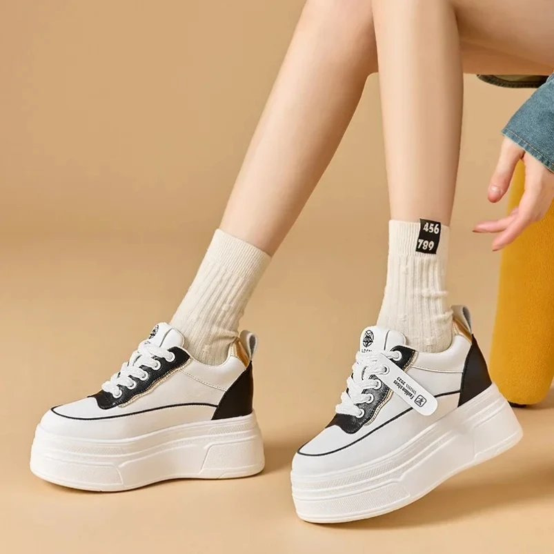 

2025 г., весенняя женская обувь из синтетической кожи на высоком брендовом каблуке, повседневная устойчивая вулканизированная обувь на платформе, обувь для скейтбординга на танкетке