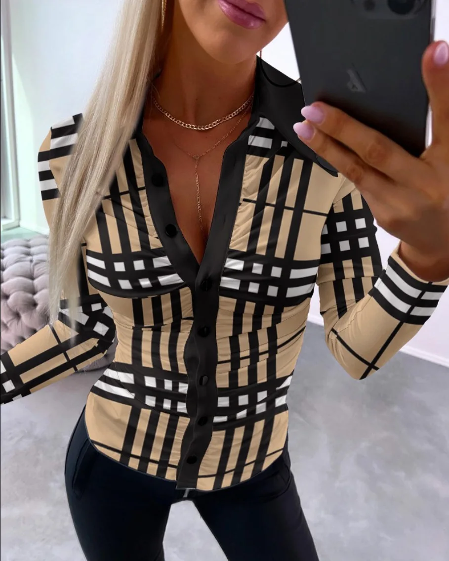 Camisa blanca de manga larga con botones para mujer con estampado de escritura y detalle fruncido