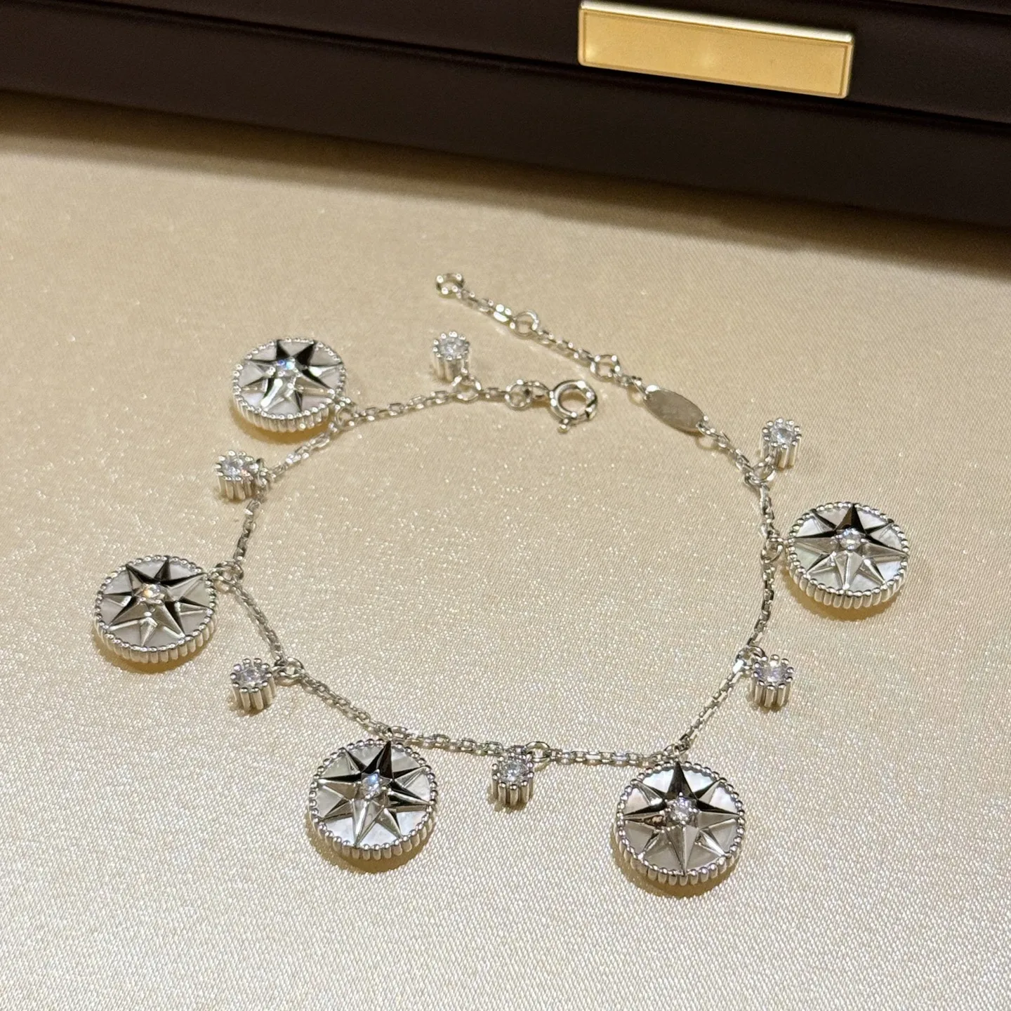 

Европа Америка 925, серебро, платиновый перламутровый звездный роскошный браслет, женский браслет высшего качества, изысканные ювелирные изделия