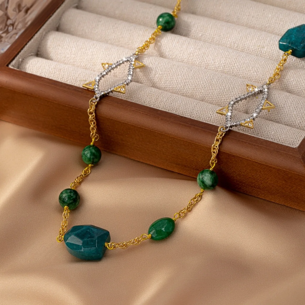 

Simplicity, individuality, luxury, gold-plated green stone, long necklace with diamonds, women's niche sweater chain