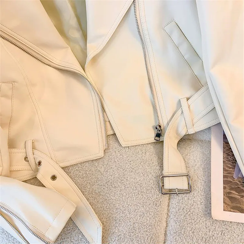 แจ็คเก็ตหนังสั้นแบบใหม่สำหรับฤดูใบไม้ผลิและฤดูใบไม้ร่วงปี 2026 สำหรับผู้หญิง ซิปต่อผ้าคาดเอว สไตล์มอเตอร์ไซค์ ปกเสื้อแบบปกเสื้อคลุมหนัง PU เสื้อลำลองสำหรับผู้หญิง รุ่น B1381