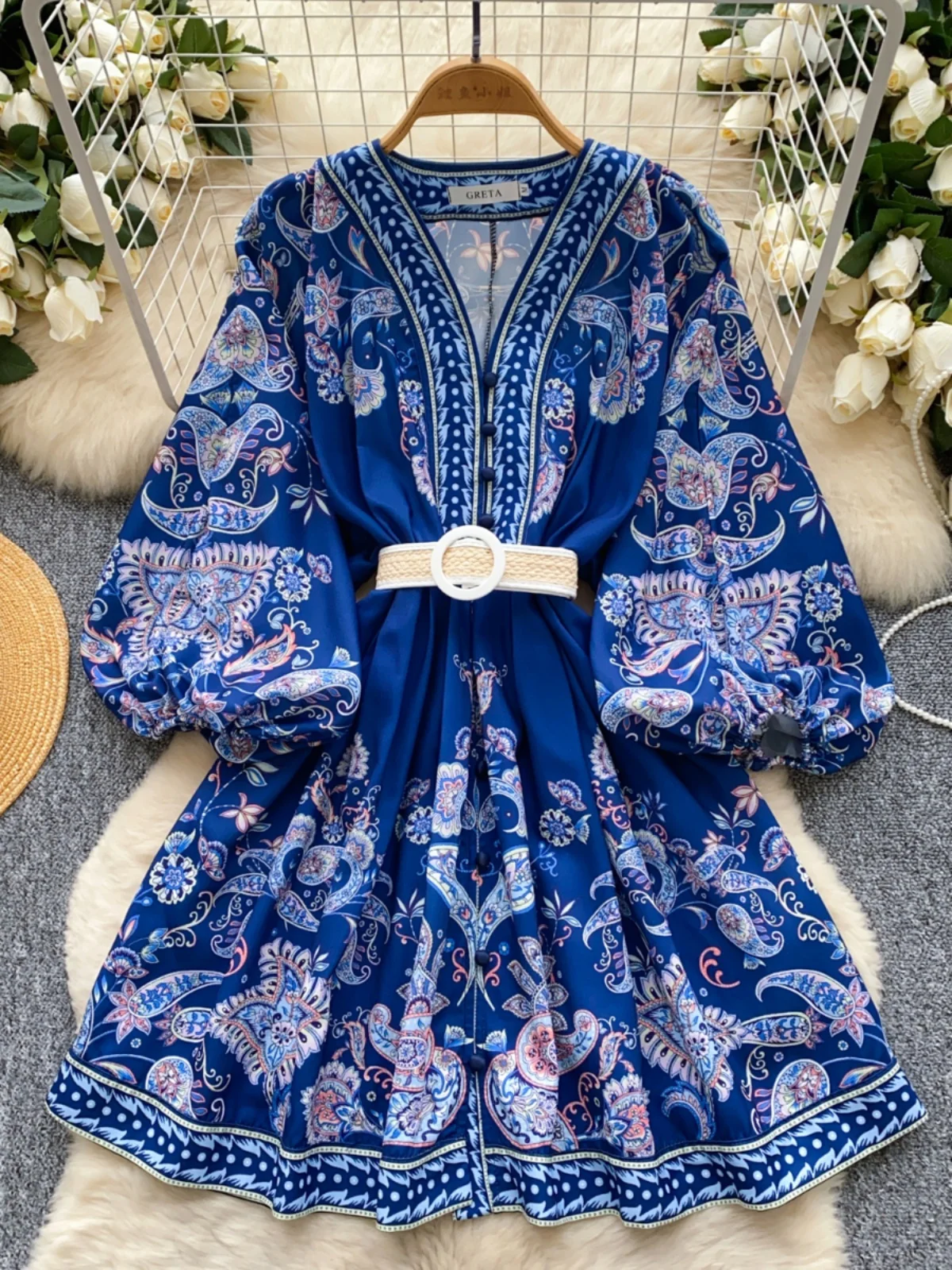 فستان نسائي جديد بتصميم ريترو لربيع 2025، بقصة A-Line وياقة V وأكمام فانوسية، مطبوع، بخصر عالٍ وأكمام طويلة، بتصميم فستان قصي... #5