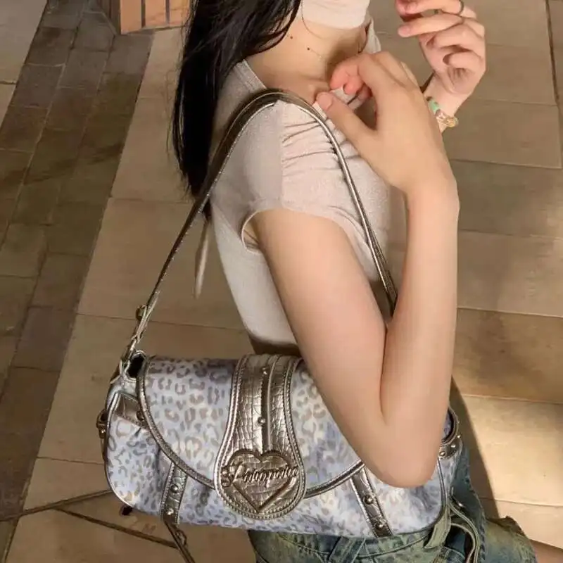 

Сумка на плечо в стиле панк с леопардовым принтом для девочек, сумки с пряжкой в форме сердца Y2k, сумки через плечо высокого качества, корейская сумка-багет для женщин
