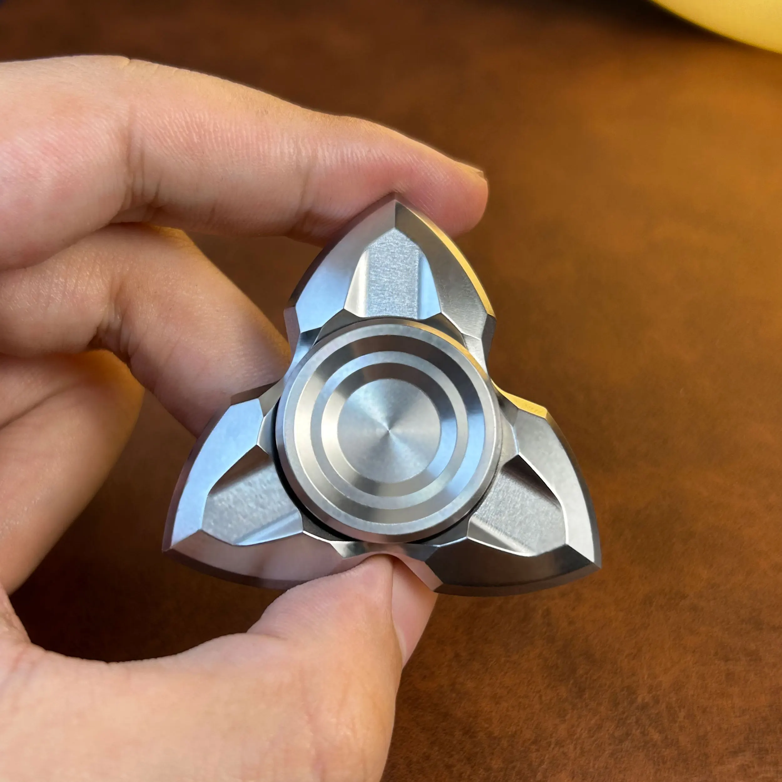 ฟิดเจ็ตสปินเนอร์แบบสามใบพัด Valkyrie และ Apache XL ให้ความรู้สึกในการหมุนมือแบบเร็ว ผลิตจากสแตนเลส 304 ด้วยกระบวนการ CNC