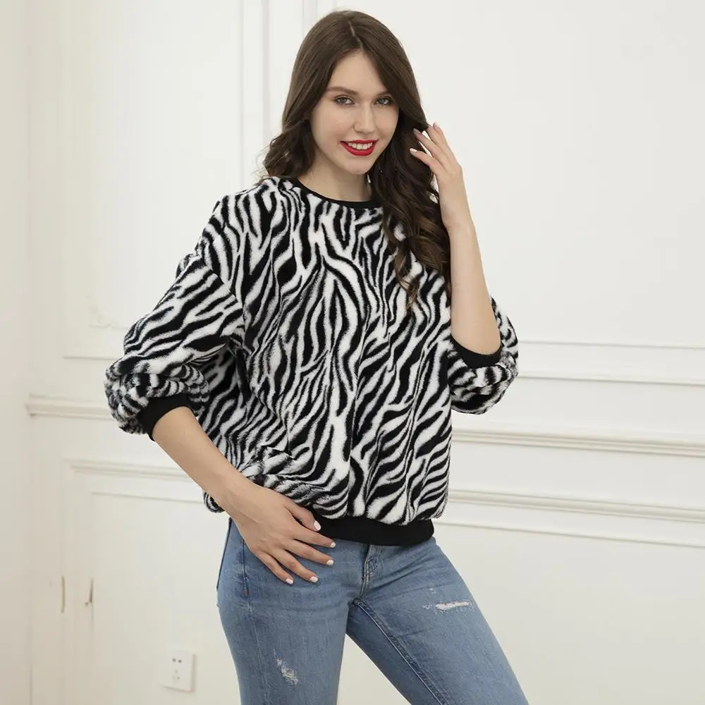 

Large Size Women's Black And White Striped Sweatshirt Top Thickened Winter Fashion Casual Comfortable Soft Material