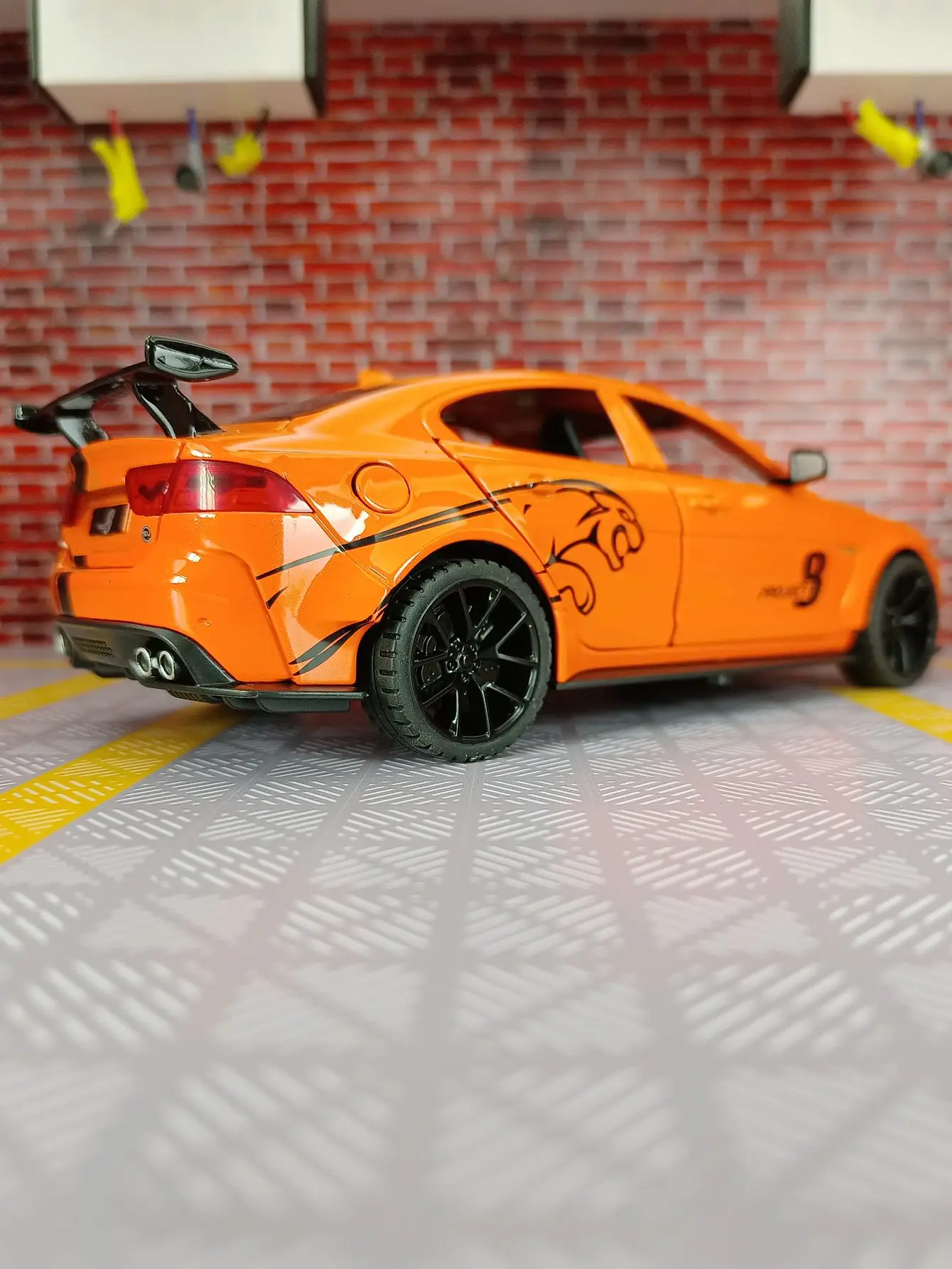 1:24 جاكوار XE SV PROJECT8 أبواب طراز السيارة المصنوعة من السبائك وغطاء المحرك، يمكن فتح صندوق السيارة به وظائف الصوت والإضاءة المحاكاة