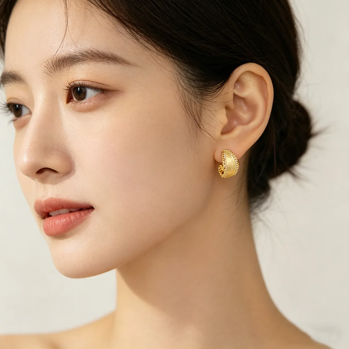 Vintage Luxury C-shaped Hoop Earrings Wire Drawing Lace Texture Diamond Inlaid High Grade Versatile Commuter Daily Ear Jewelry