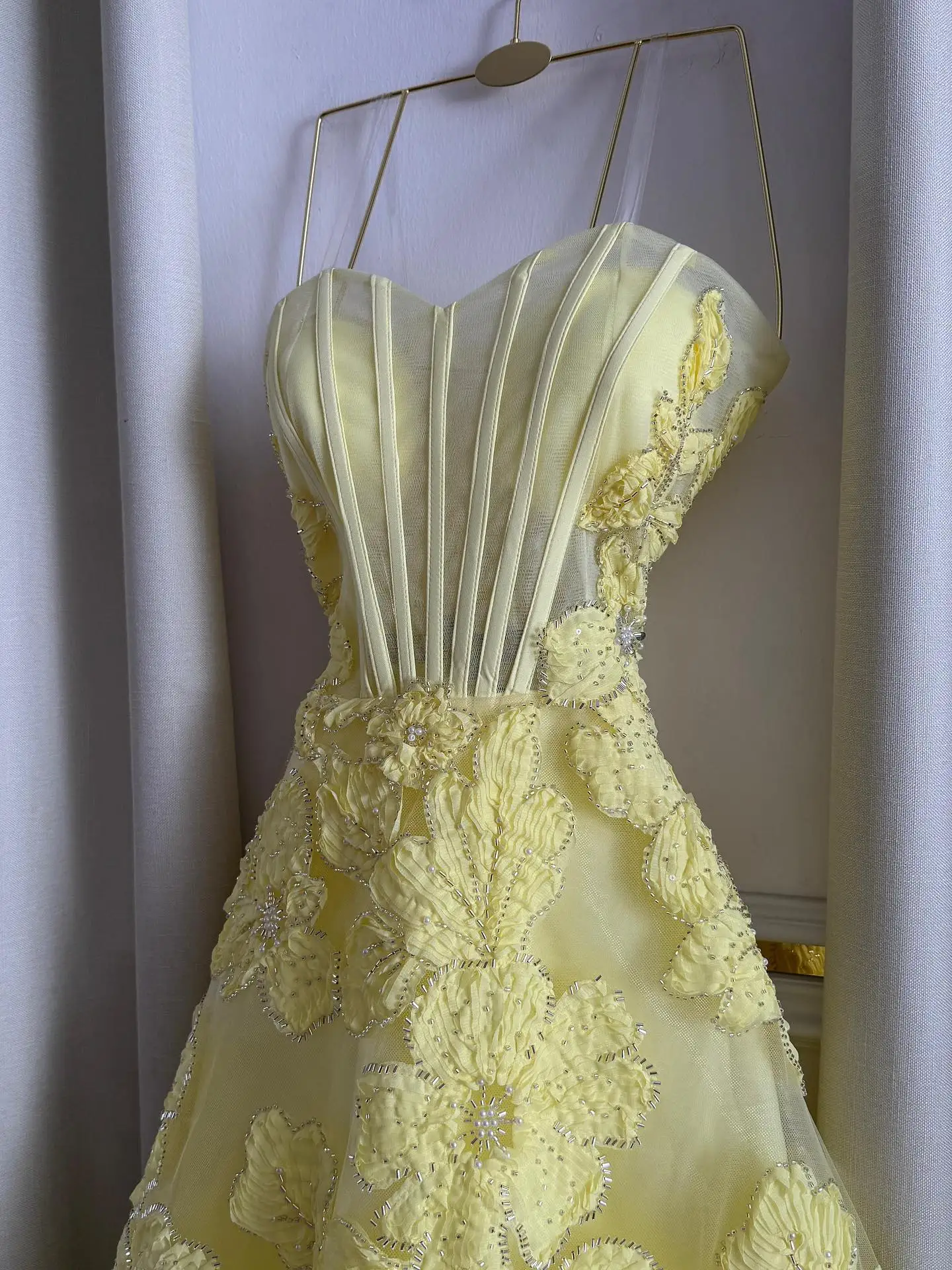 Contessa Aangepaste strapless lieverd A-lijn avondjurk lange tule jurk met 3D bloemenkant applicaties en kralen korset terug