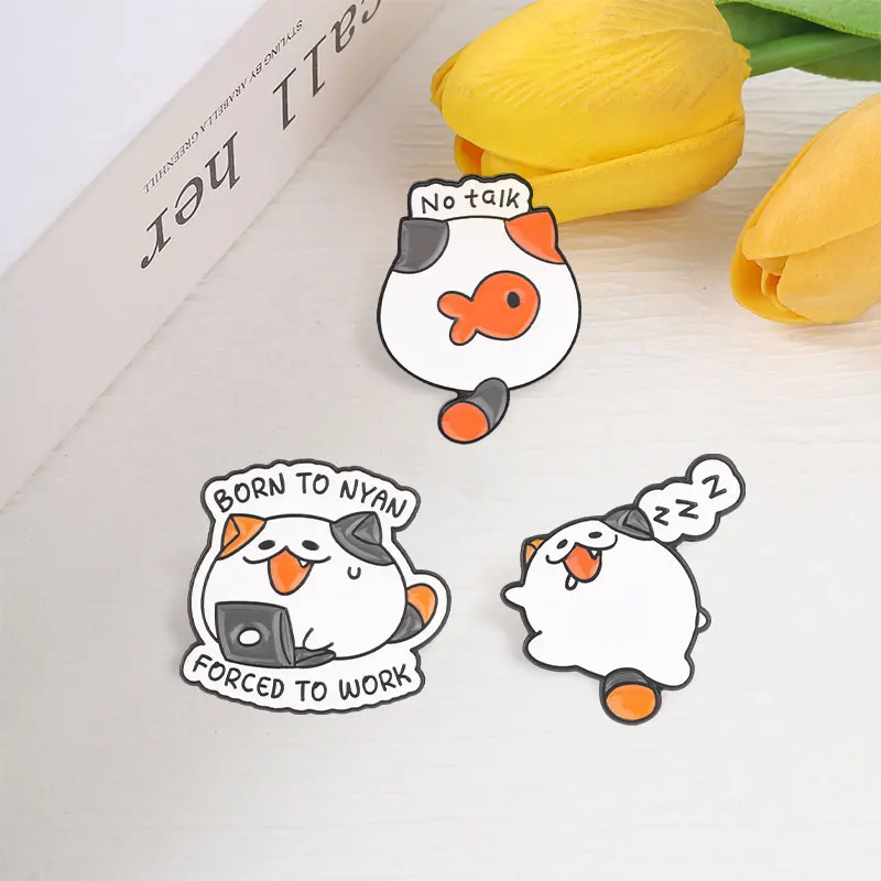 Turbo Granny Glückskatze Emaille-Anstecknadel Kawaii Dreifarbige Katze Geometrische Biene Goldfisch Ente Brosche Reversnadel Taschenanstecker Schmuck Geschenk für Freunde – Detail 14