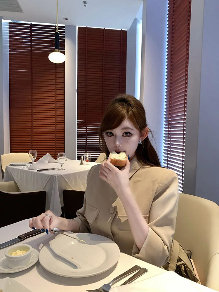 

Дизайнерский женский костюм: пиджак и юбка, комплект из двух предметов, модный полиэстер, с воротником, без рукавов.