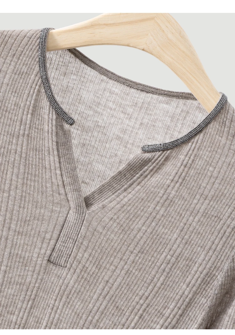 BD3621694 Damen-Pullover mit V-Ausschnitt, figurbetont, aus Naturwollmischung, fein gerippt, langärmelig, mit Metallbesatz, Frühherbst 2026 – Detail 18