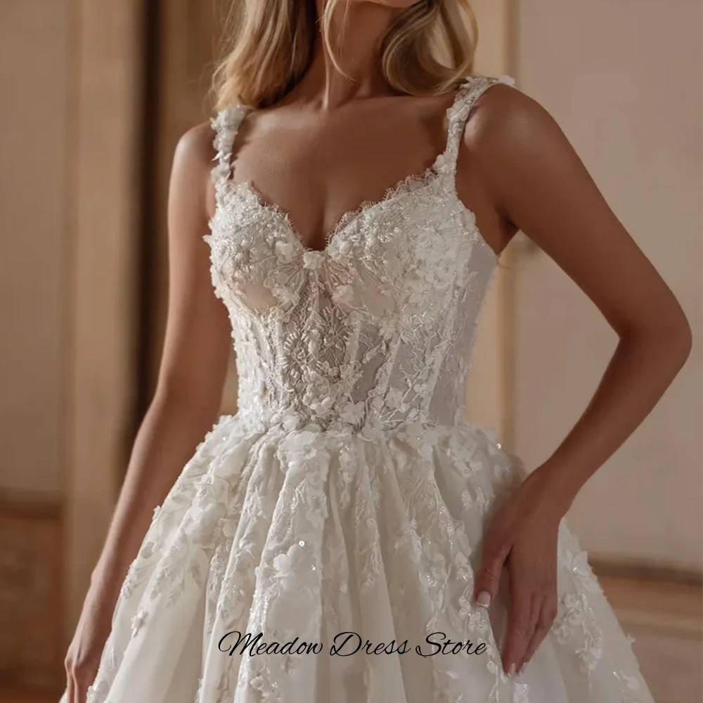 ชุดแต่งงานทรงเอไลน์ผ้าออร์แกนซ่า ดีไซน์หวานแบบไม่มีแขน คอวี แต่งดอกไม้ทำมือ สามารถสั่งตัดได้