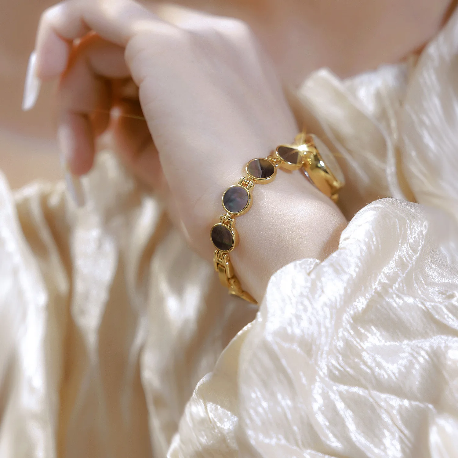 Novas senhoras relógios moda luxo cor natural escudo high-end temperamento circular dial quartzo feminino para relógio pulseira presente