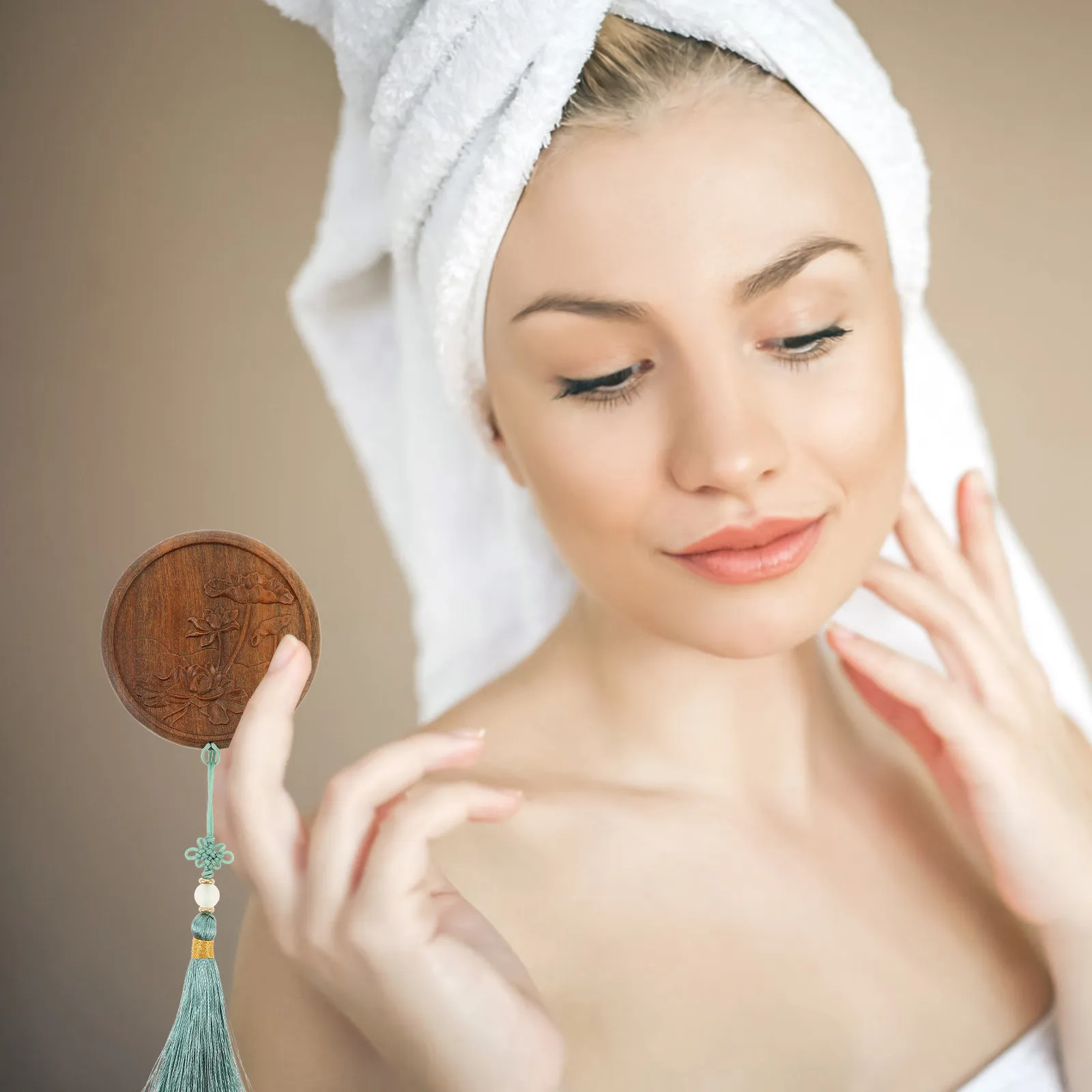 

Набор из 1 предмета: Элегантный расческа и зеркало из дерева ручной работы, с гладкими закругленными зубьями, бережные к всем типам волос, миниатюрные, портативные, винтажные, ручные.