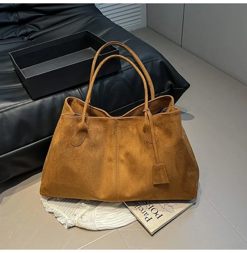 Damen-Schultertasche aus braunem Kunstwildleder, Lässiger Minimalistischer Stil für Tägliche Aufgaben, Wochenendausflüge & Alltägliche Arbeitshandtasche – Detail 30