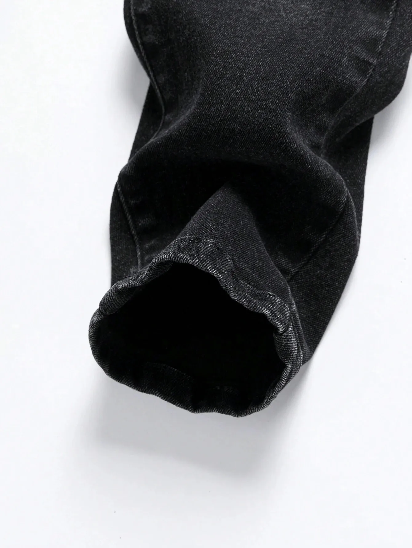 กางเกงยีนส์ทรงเข้ารูปลําลองสําหรับบุรุษ สไตล์แฟชั่นสตรีทอเมริกัน ดีไซน์เรียบง่ายตรง กางเกงยีนส์ล้างสีดํา เหมาะสําหรับการสวมใส่ในชีวิตประจําวัน