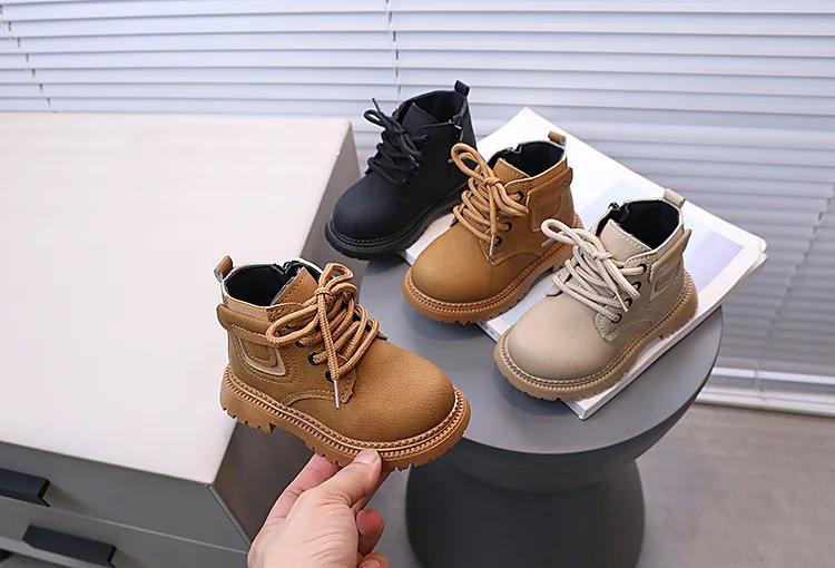2026 Herbst Neue Kinder-Lederstiefel für Jungen Einfarbig Vielseitig Atmungsaktiv Schlichte Kinder-Kurzstiefel für Mädchen Lässig Einfach – Detail 3