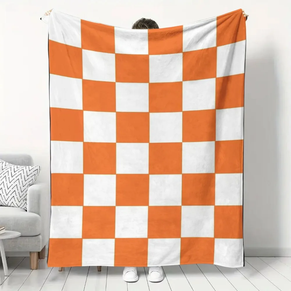 Light-colored plaid flannel blanket, soft and skin-friendly, machine wash does not change color and does not shed hair.