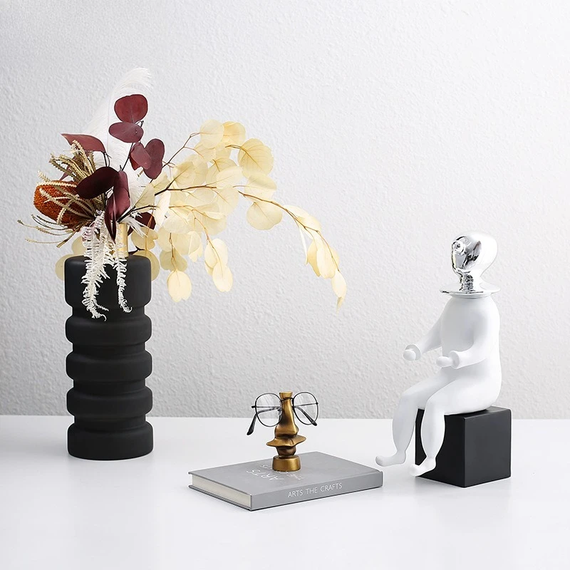 

Modern minimalist creative cartoon sitting clown man resin crafts, model room ornament home decoration