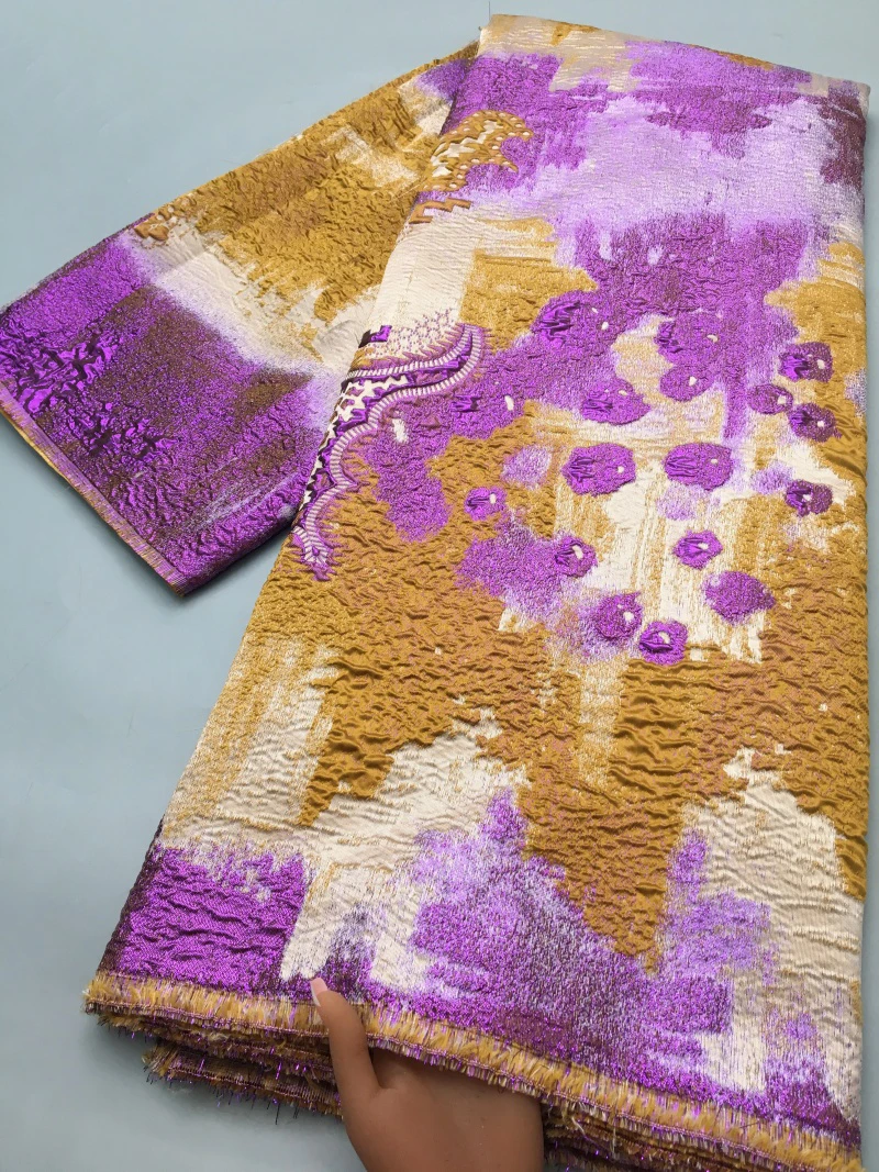 Hochwertiger afrikanischer Lila-Gold-Jacquard-Brokat-Spitzenstoff, glänzendes 3D-strukturiertes Muster, luxuriöses Hochzeitskleid