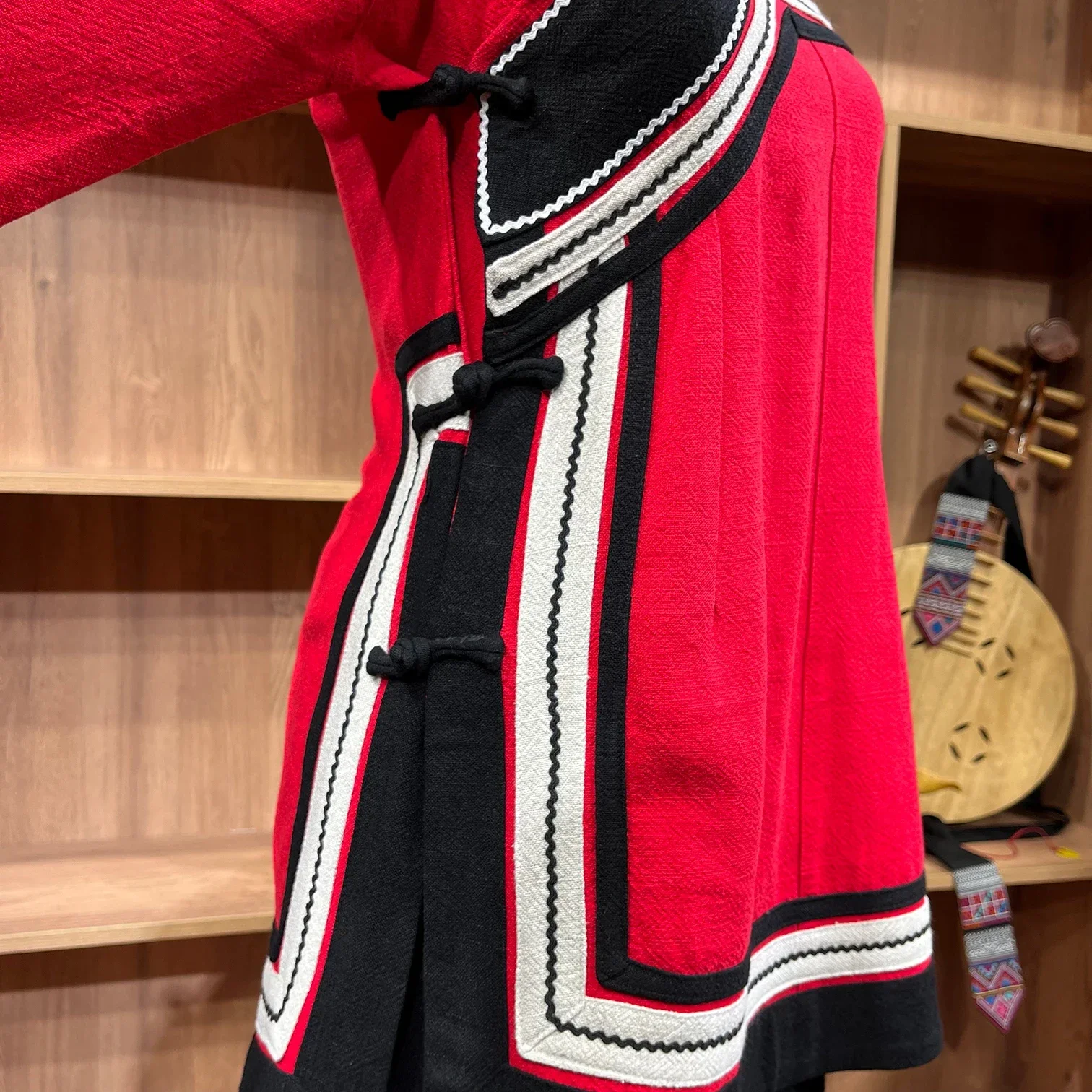 Yi modificado, ropa de mujer de algodón y lino rojo grande personalizada, ropa de estilo étnico, conjunto de dos piezas hmong