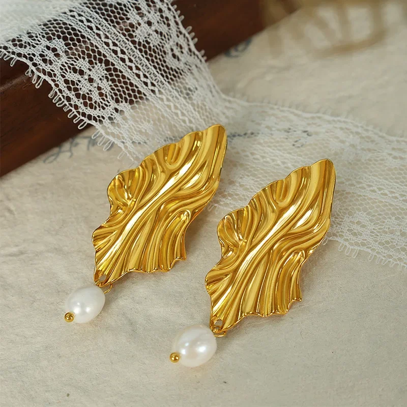 Pendientes colgantes con forma de diamante de lujo para mujer, pendientes ondulados irregulares chapados en oro de acero inoxidable con colgante de perla, joyería para las orejas