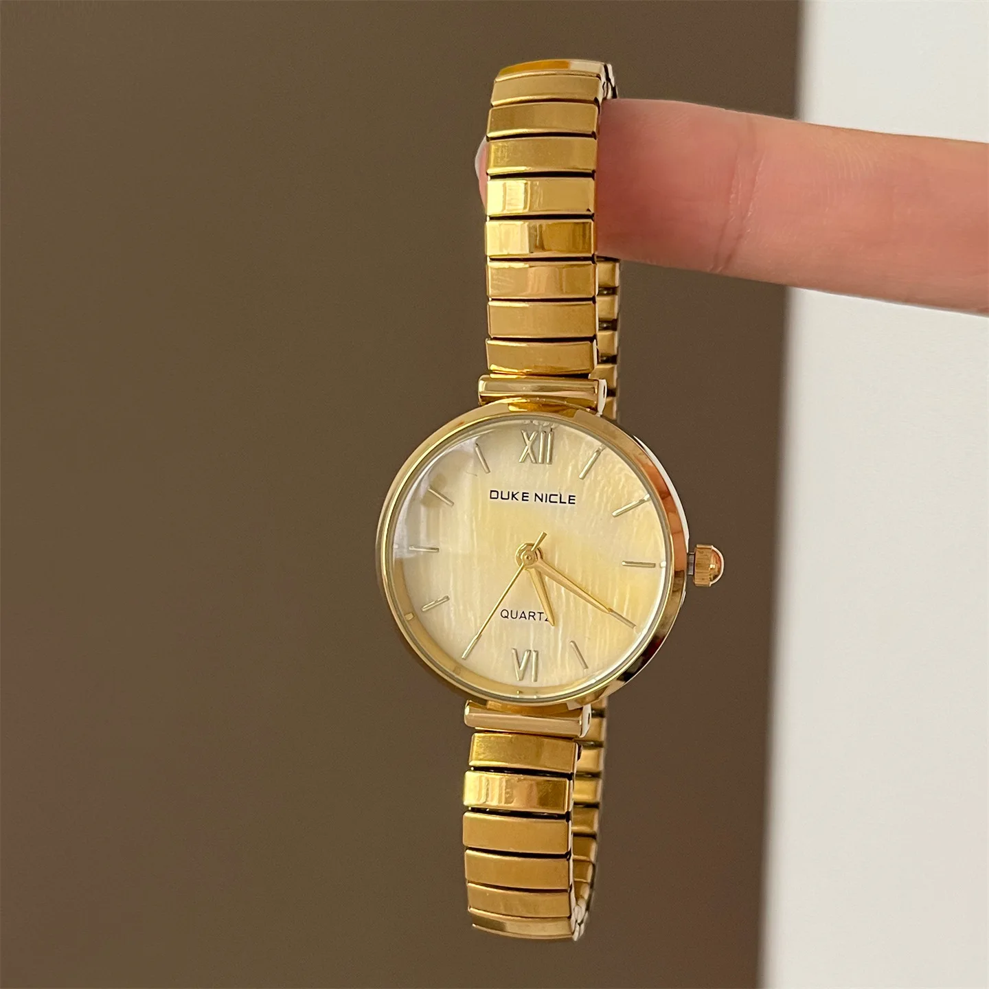 Round Women'S WatchHigh-EndLight LuxuryExquisite Retractable Spring Strap  Watch Accessory, Women'S Gift, Women'S Series.