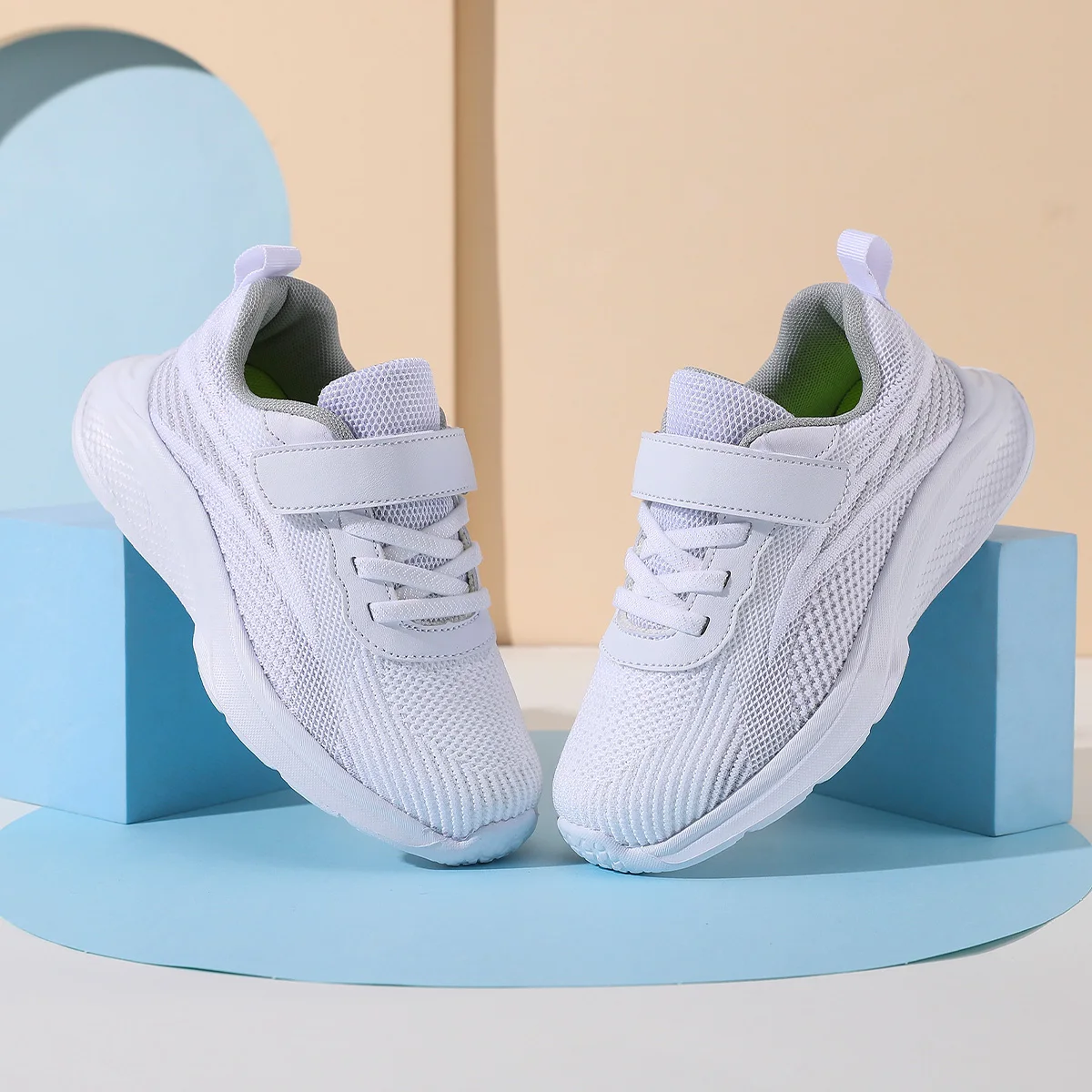 A pair of children's all-season breathable mesh running shoes anti-slip wear-resistant solid color casual sports shoes XN-527