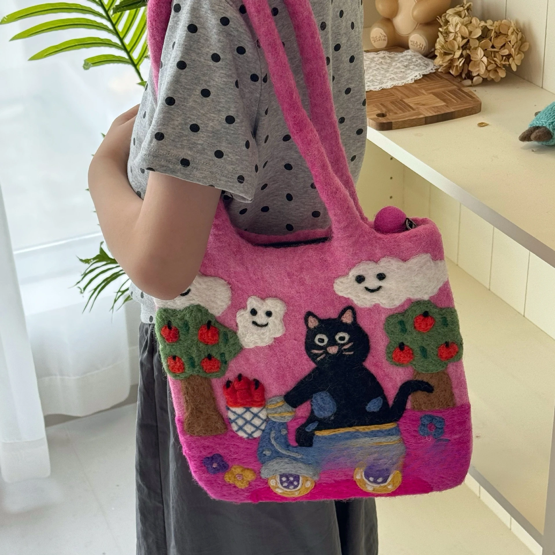 

Cute Cat Storage Bag, Korean Style Felt Shoulder Bag, Portable Cartoon Organizer Tote for Daily Commute