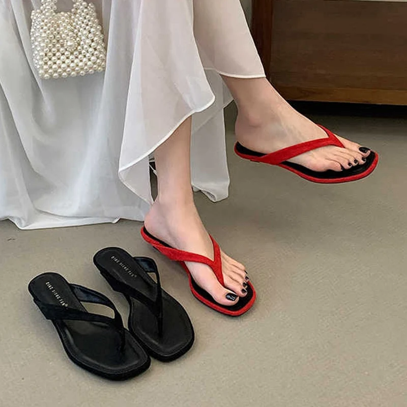 

Модные женские шлепанцы-слайды на низком каблуке с клипсой на пальцах, повседневные пляжные сандалии без застежек, большие размеры до 40 (коллекция 2026)