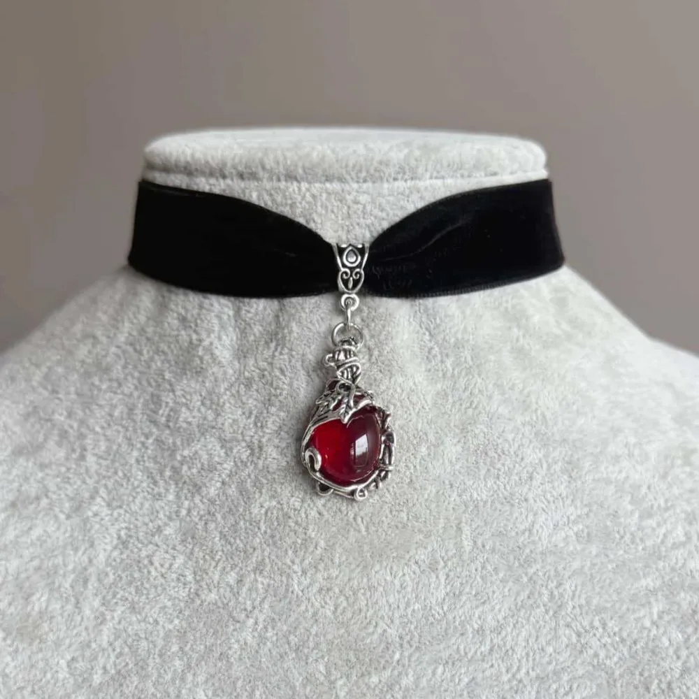 New Original Gothic Red Gemstone Pendant Black Swan Velvet Choker Necklace for Women Halloween Party Witch Charm Jewelry Gifts
