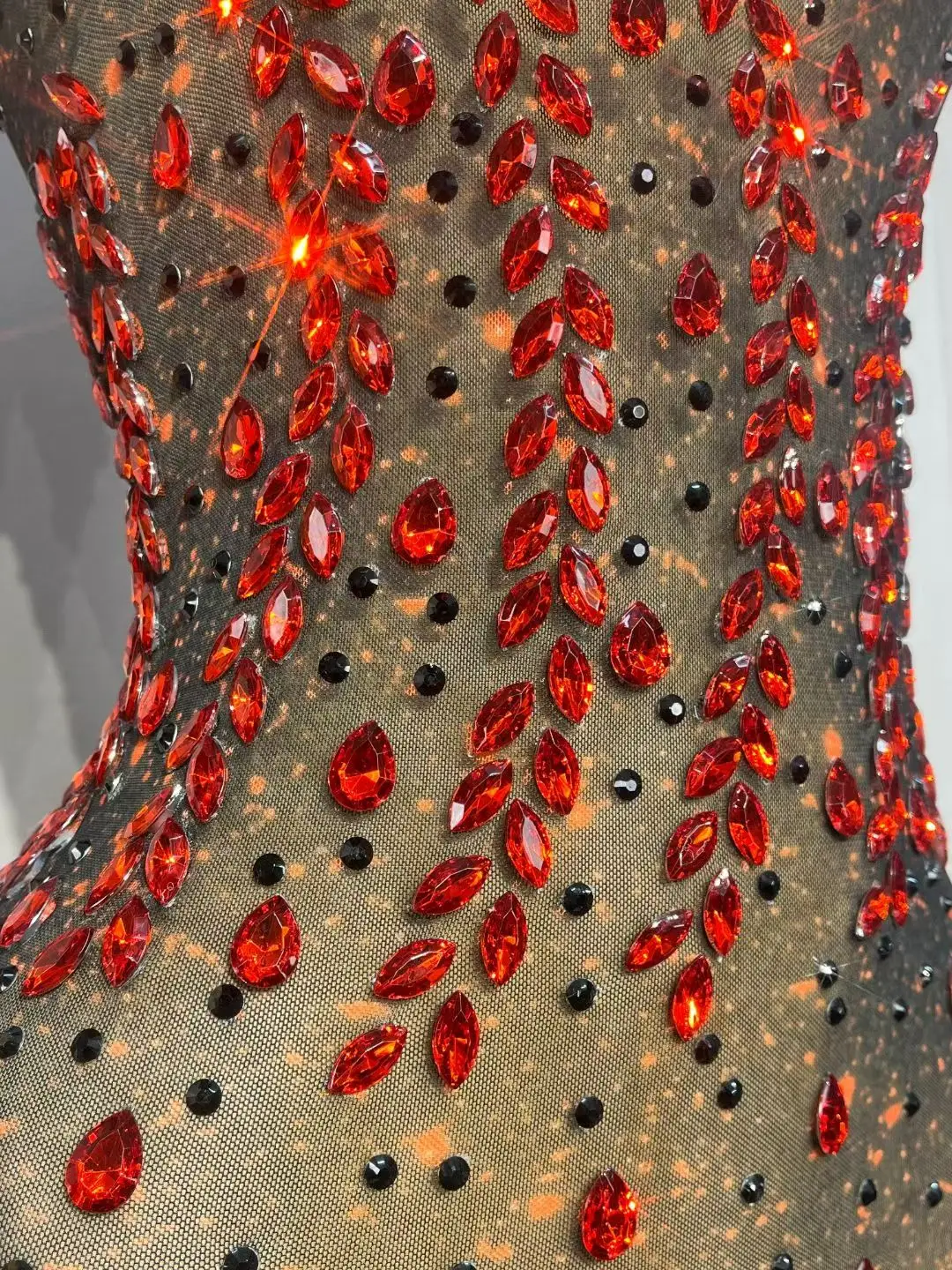 Hongyanyan Sparkly Gradient Center Red Rhinestone Mesh Mini Gown Halter Neck Hollow Shoulder Singer Photoshoot Outfit