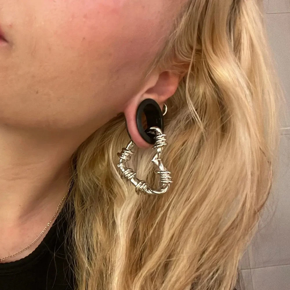 Giga 2er-Set 5mm (4g) Herzförmige Chirurgenstahl-Ohrgewichte für Dehnte Ohren, Hängende Piercings, Ohrhänger, Körperschmuck – Detail 3
