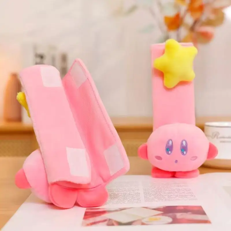 2024 nuovo cartone animato Kirby peluche poggiatesta per auto cuscino peluche per auto prodotti morbidi cartone animato Kawaii seggiolino auto poggiatesta collo cintura di sicurezza copertura